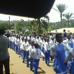 Le divise di Nonno Luciano alla festa delle scuole a Bafut